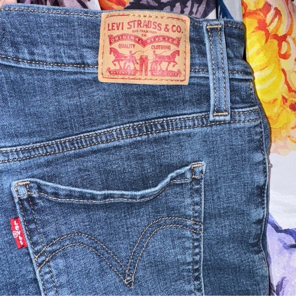 Levi’s Woman’s Mid Length Denim Shorts - Picture 3 of 6